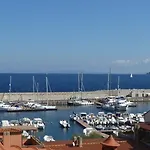 Yacht Club Hotel 3*