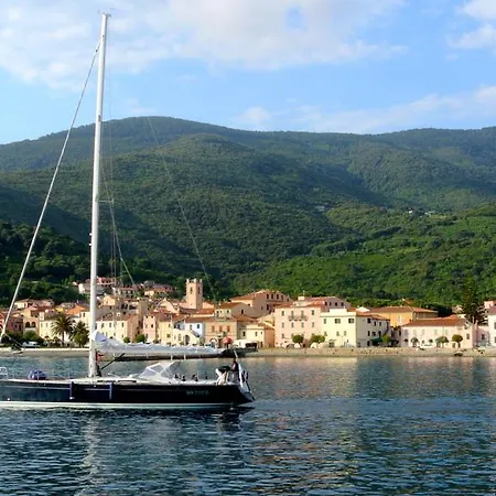 Yacht Club Hotel