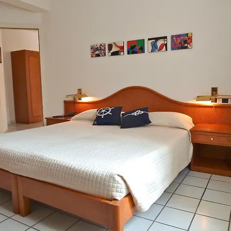 מלון Yacht Club 3*