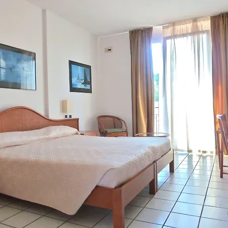 מלון Yacht Club 3*