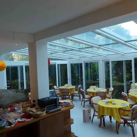 Yacht Club מלון 3*