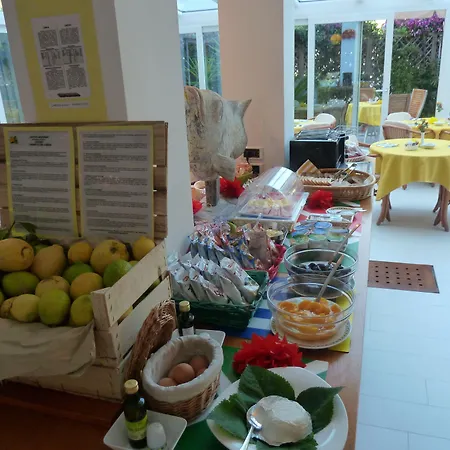 Yacht Club מלון 3*