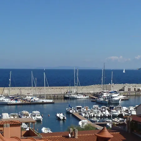 Yacht Club מלון 3*