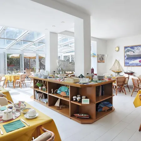 Yacht Club מלון 3*