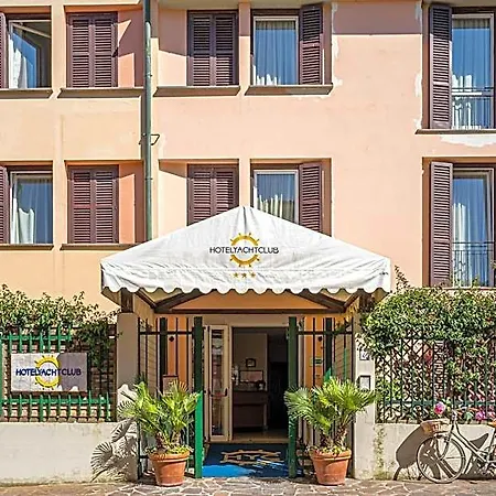 Yacht Club מלון 3*