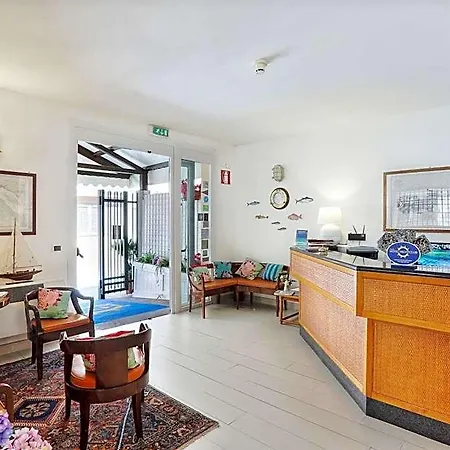 Yacht Club מלון