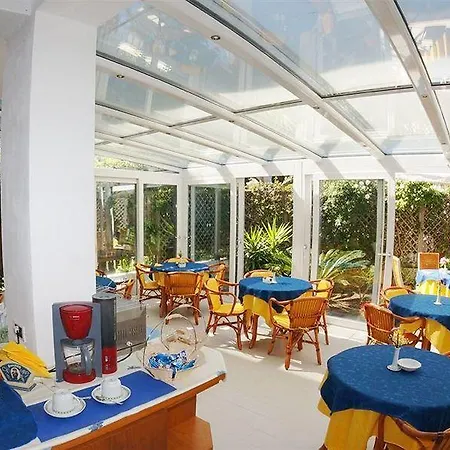Yacht Club 3* مارتْشانا مارينا