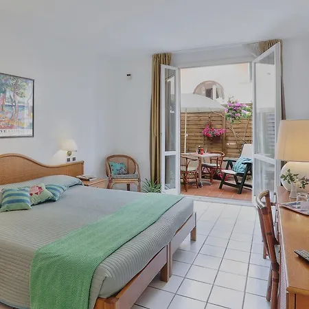 Hotel Yacht Club 3*