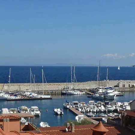 Yacht Club Hotel
