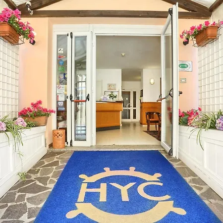 Yacht Club マルチャーナ・マリーナ